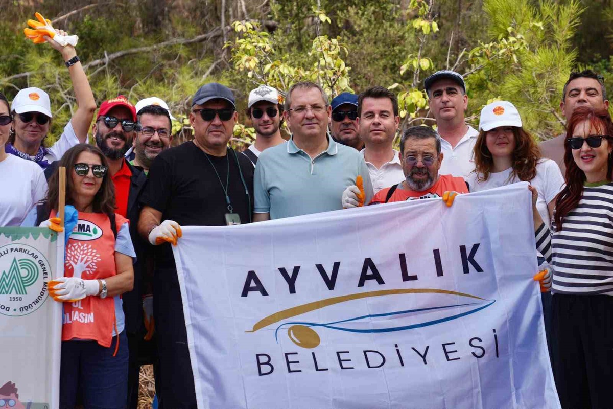 Ayvalık\'ta Dünya Temizlik Günü\'nde mavi bayraklı koyda kapsamlı temizlik yapıldı