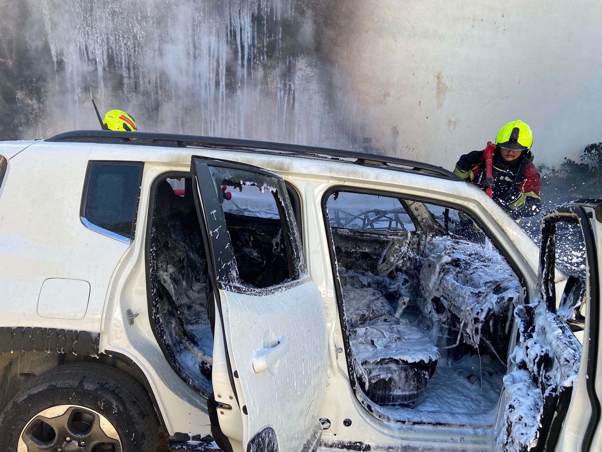 Balıkesir Edremit\'te yangın otomobile sıçradı, araç kullanılamaz hale geldi
