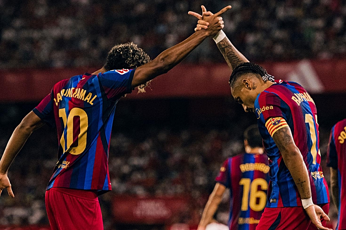 Barcelona futbolcuları maçta gol sevinci yaşıyor