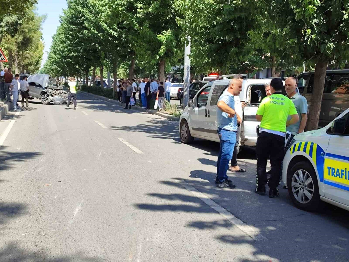 Batman\'da hafif ticari araca çarpan otomobil takla attı, 1 kişi yaralandı