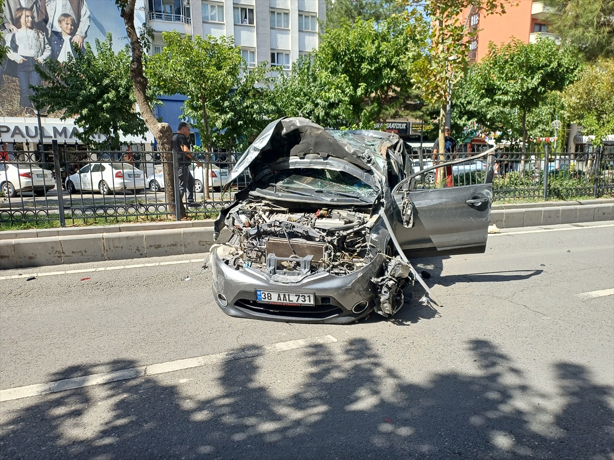 Batman Turgut Özal Bulvarı\'nda SUV ile hafif ticari araç çarpıştı, 1 kişi yaralandı