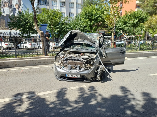 Batman Turgut Özal Bulvarı'nda SUV ile hafif ticari araç çarpıştı, 1 kişi yaralandı