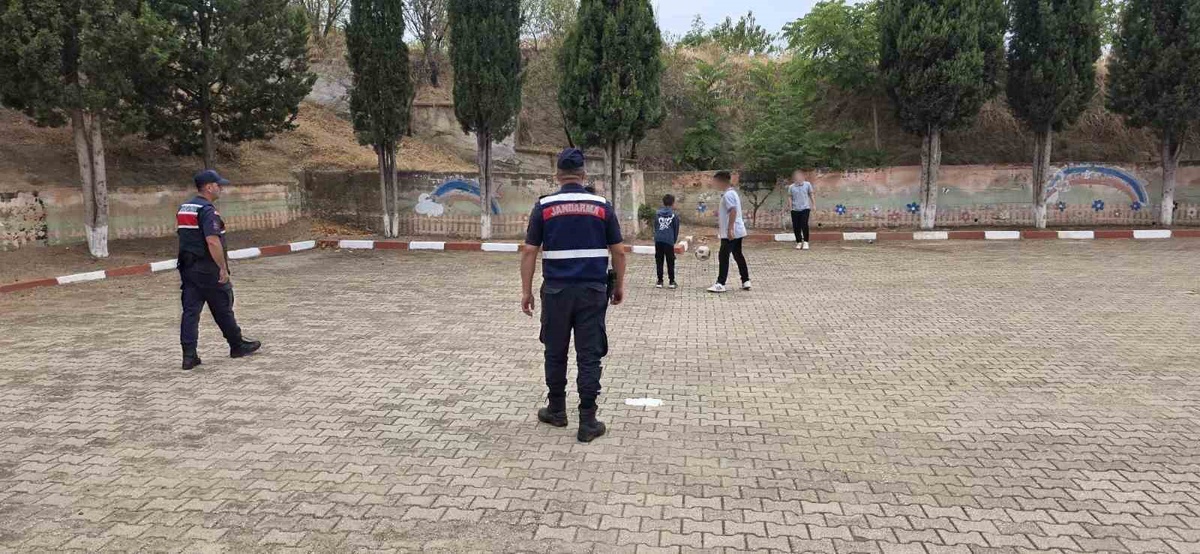 Bilecik\'te jandarma 15 okul ve 41 okul servis aracını denetledi, bilgilendirme yaptı