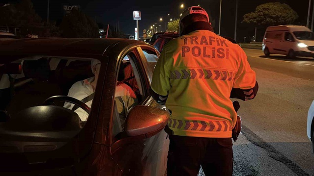 Bolu'da D-100 Karacaağaç mevkiinde sürücülere GBT sorgusu yapıldı, ceza kesildi