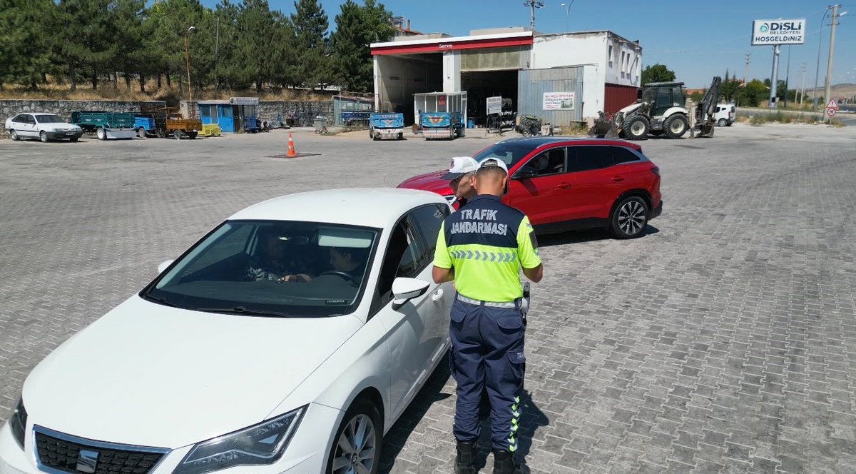 Bolvadin\'de trafik jandarması giriş çıkış noktalarında aralıksız denetim sürdürüyor