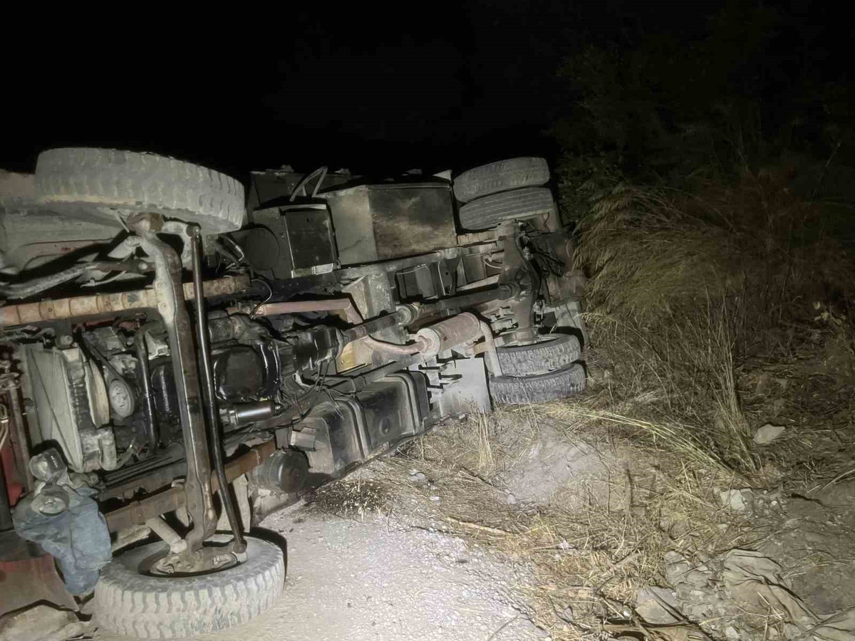Bursa Mudanya\'da devrilen iş makinesinde sıkışan sürücü camı kırılarak kurtarıldı