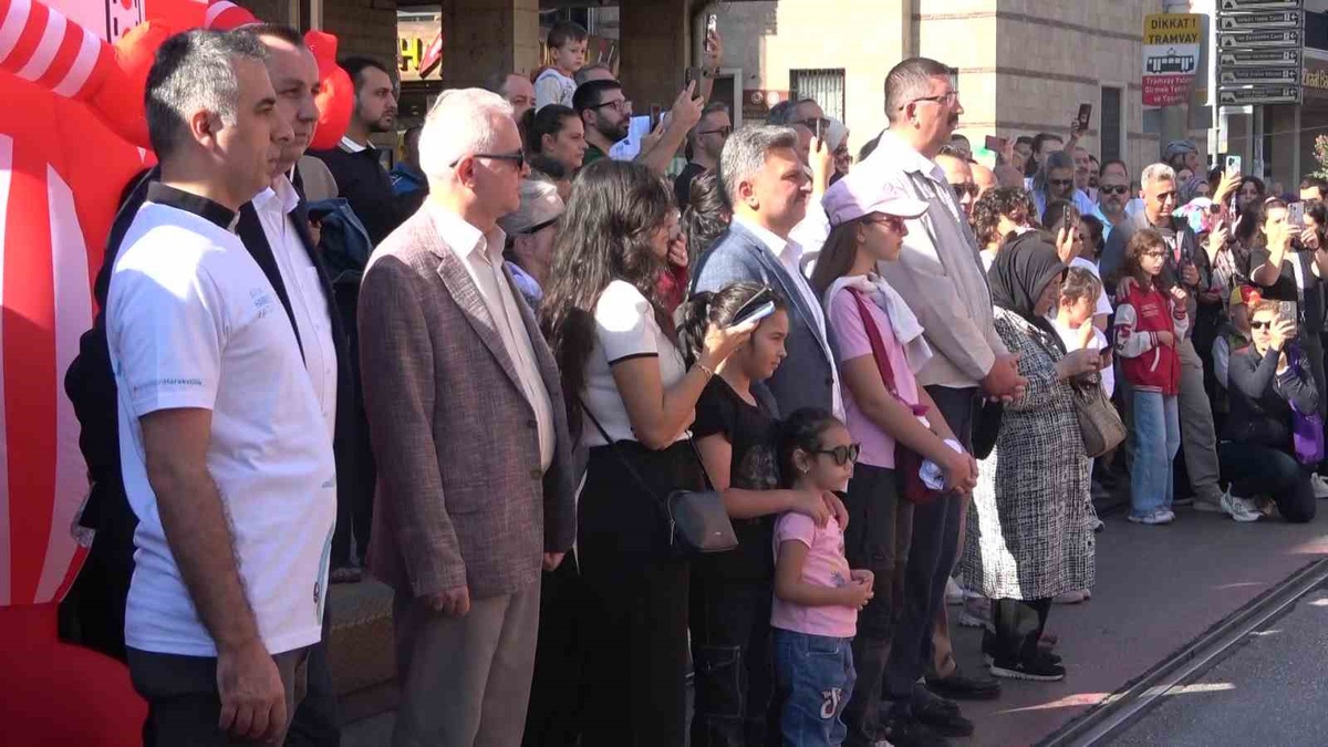 Bursa\'da mehter gösterisiyle başlayan etkinlikte vatandaşlar kapalı caddede yürüdü