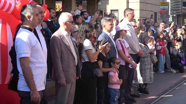 Bursa'da mehter gösterisiyle başlayan etkinlikte vatandaşlar kapalı caddede yürüdü