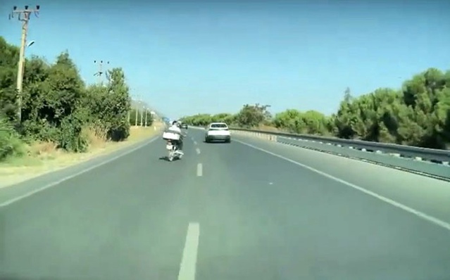 Denizli-Afyonkarahisar yolunda motosiklet otomobilin önüne çıktı, araç sürücüsü kurtuldu