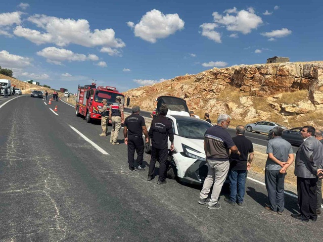Ergani-Diyarbakır yolunda sabah otomobil traktörle çarpıştı, 4 kişi yaralandı