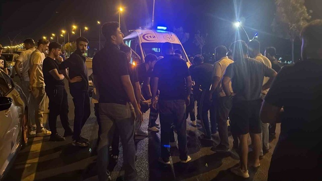 Diyarbakır'da kamyonet seyrederken açılan kapı yolcu koltuğundaki genci düşürdü