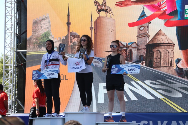 Erciyes'te 17 bin 500 metrekarelik atletizm pistine tartan dökümü başladı