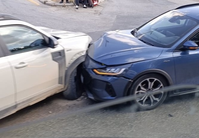 Eskişehir Odunpazarı'nda kavşakta çarpışan iki otomobilin kaza anı kameraya yansıdı