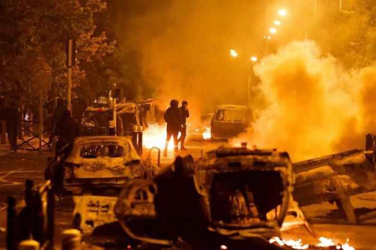Fransız polisi \'dur\' ihtarına uymayan genci ezdi! Şehir yangın yerine döndü