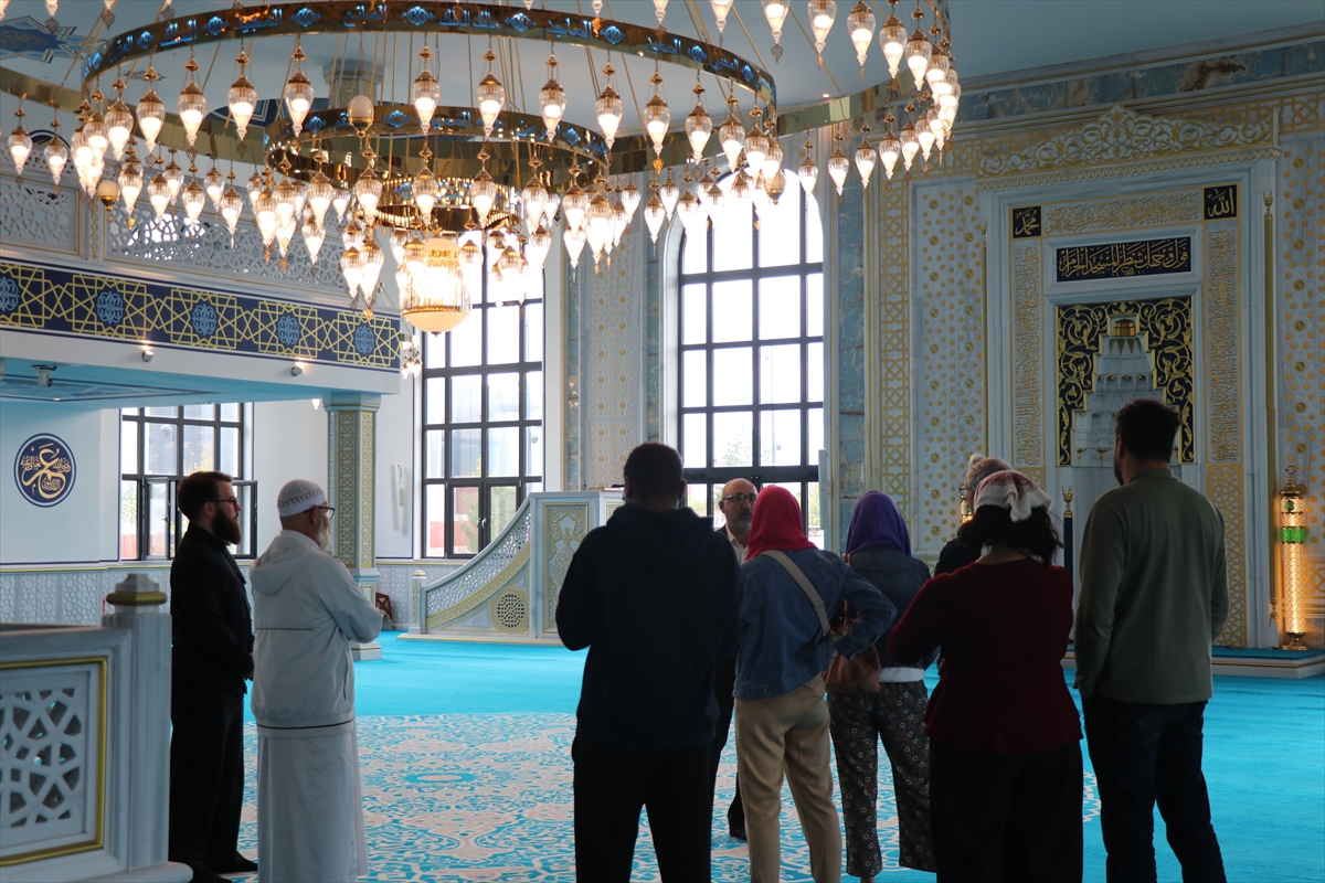 Fransa Roubaix\'de Eyüp Sultan Camisi, Açık Kapı Günleri\'nde ziyaretçilerini ağırlıyor