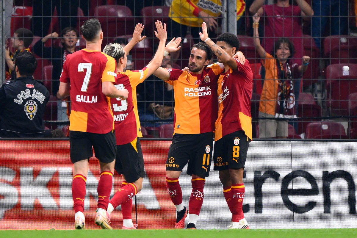 Galatasaray, Trabzonspor\'a 4-0 yenilerek Buruk döneminin en farklı yenilgisini aldı