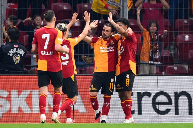 Galatasaray, Trabzonspor'a 4-0 yenilerek Buruk döneminin en farklı yenilgisini aldı