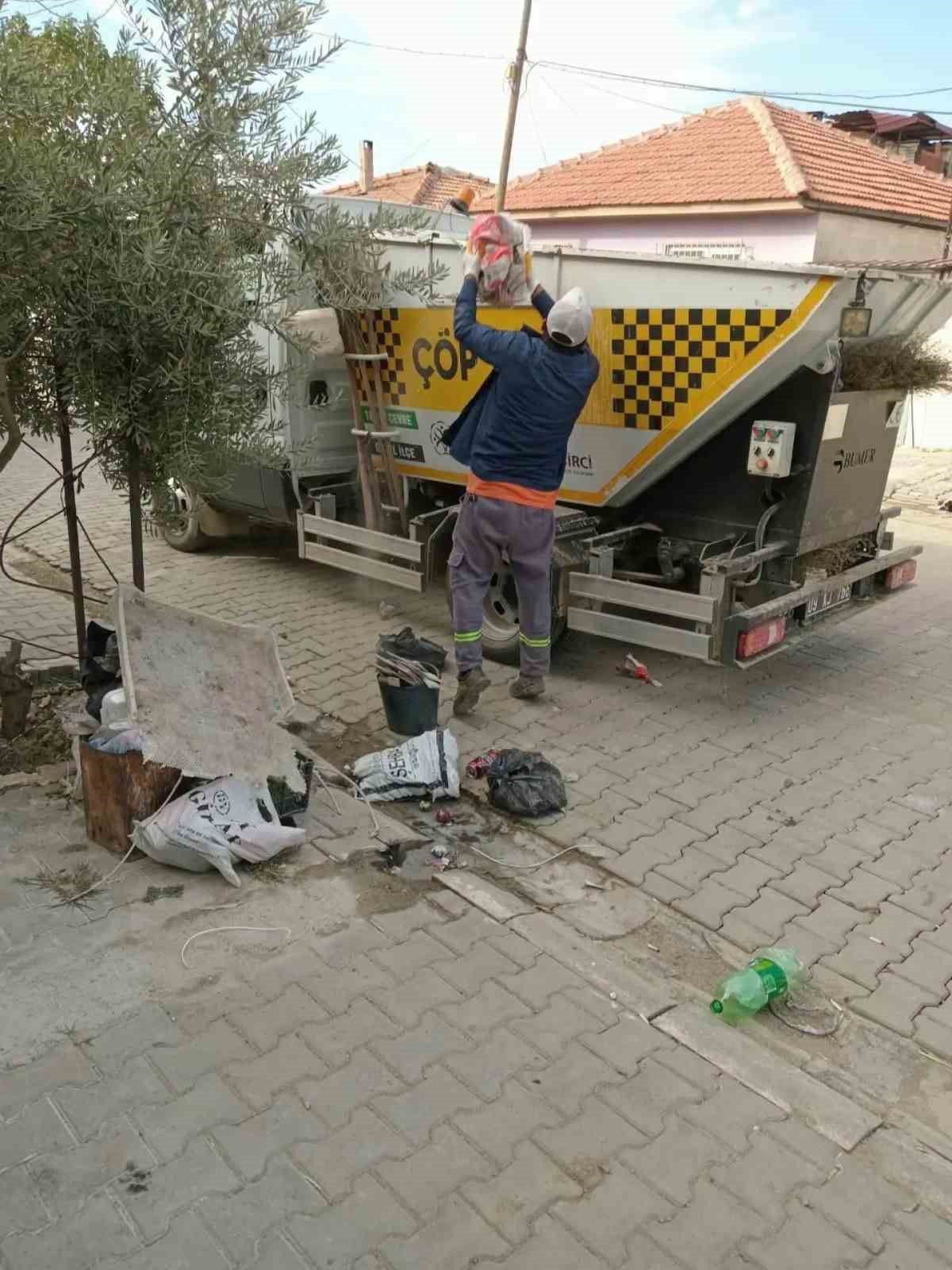 Germencik Belediyesi, çöp konteyneri çevresine eski eşya bırakılmaması için uyardı