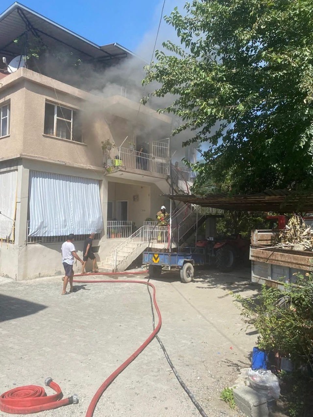 Hatay Erzin'de 2 katlı evin üst katındaki yangın hasara yol açtı, can kaybı yaşanmadı