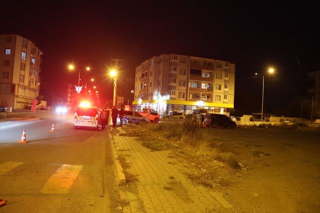 Iğdır'da Hastane Yolu kavşağında çarpışan iki ticari araçtan 1 sürücü yaralandı