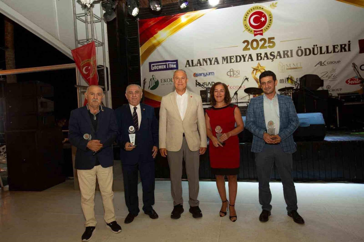 İHA muhabiri Vildan Rende, Alanya Medya Ödülleri'nde spor haberi dalında ödül aldı