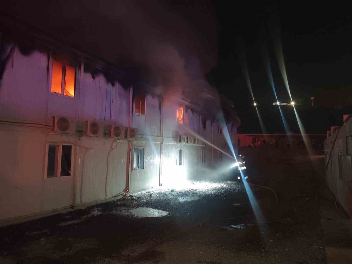İskenderun\'da konteyner yatakhane alevlere teslim oldu, 5 kişi dumandan etkilendi