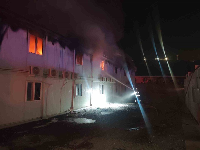 İskenderun'da konteyner yatakhane alevlere teslim oldu, 5 kişi dumandan etkilendi