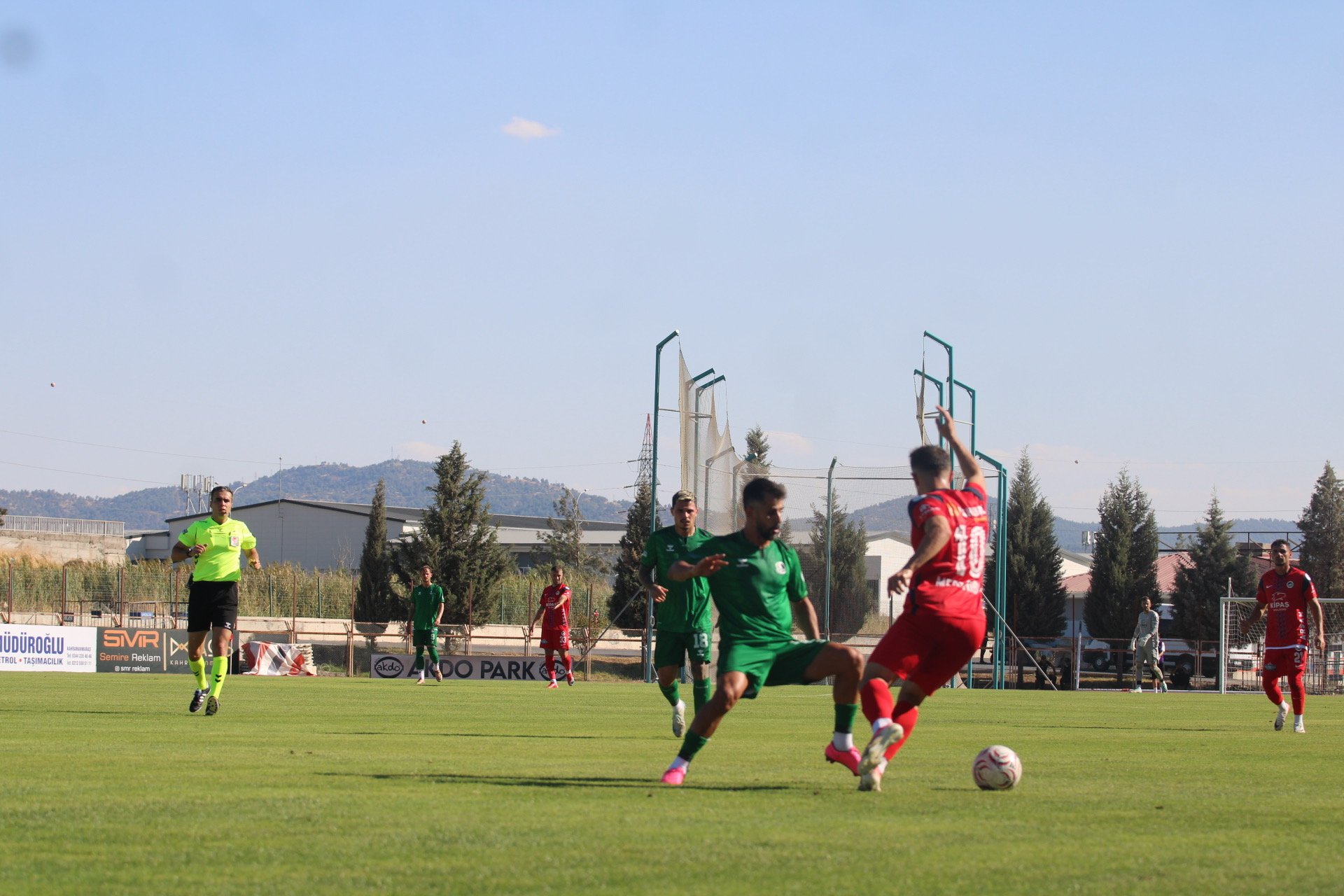 <a class='keyword-sd' href='/kahramanmaras/' title='Kahramanmaraş'>Kahramanmaraş</a> İstiklalspor, kırmızı kartla 10 kişi kalıp <a class='keyword-sd' href='/sakaryaspor/' title='Sakaryaspor'>Sakaryaspor</a>'a 3-1 yenildi