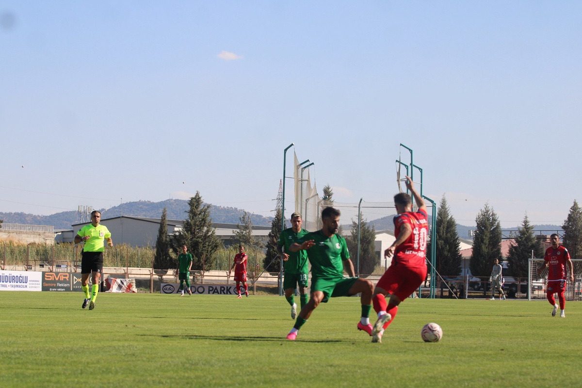 Kahramanmaraş İstiklalspor, kırmızı kartla 10 kişi kalıp Sakaryaspor\'a 3-1 yenildi