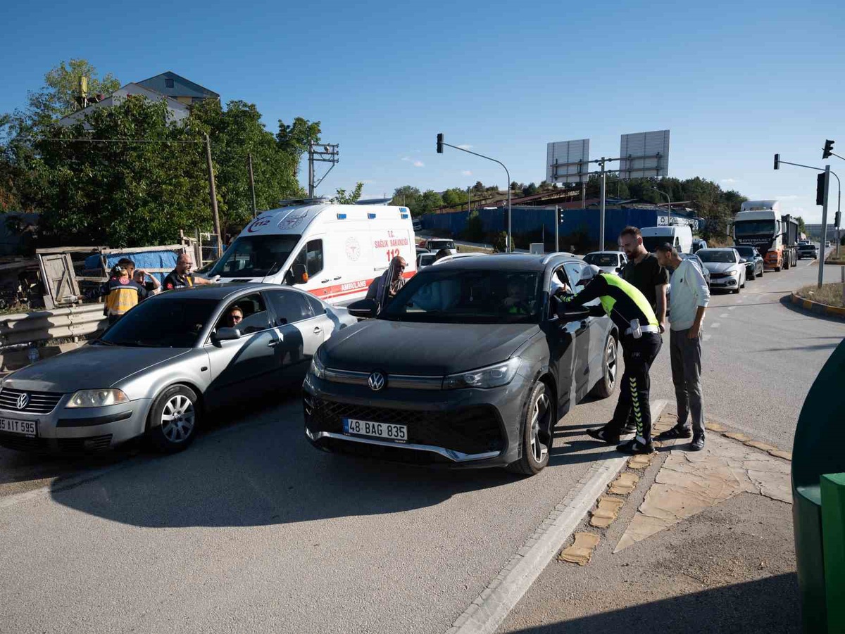 Kastamonu\'da kırmızı ışık ihlali kazada 2 yaralı, cip sürücüsünün belgesi alındı