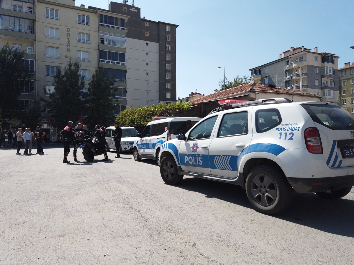 Kayseri\'de kıraathane kavgasında E.K. av tüfeğiyle ağır yaralandı, O.Ö. teslim oldu