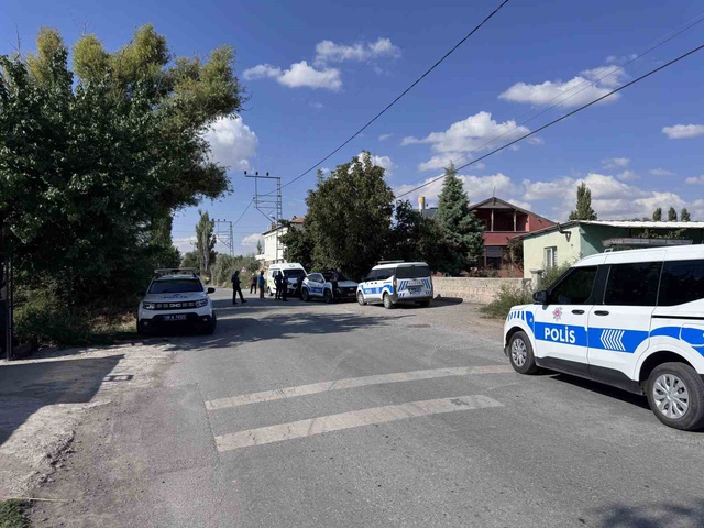 Evden gelen silah sesi ekipleri harekete ge&ccedil;irdi! <a class='keyword-sd' href='/kadin/' title='Kadın'>Kadın</a> t&uuml;fekle vurulmuş halde bulundu
