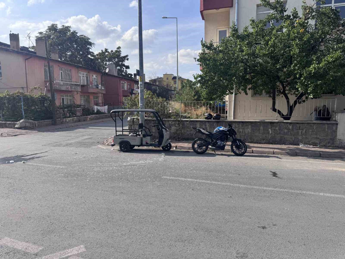 Kayseri\'de motosiklet ile mobilet çarpıştı, Melikgazi\'deki kazada 7 kişi yaralandı