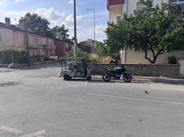 Kayseri'de motosiklet ile mobilet çarpıştı, Melikgazi'deki kazada 7 kişi yaralandı