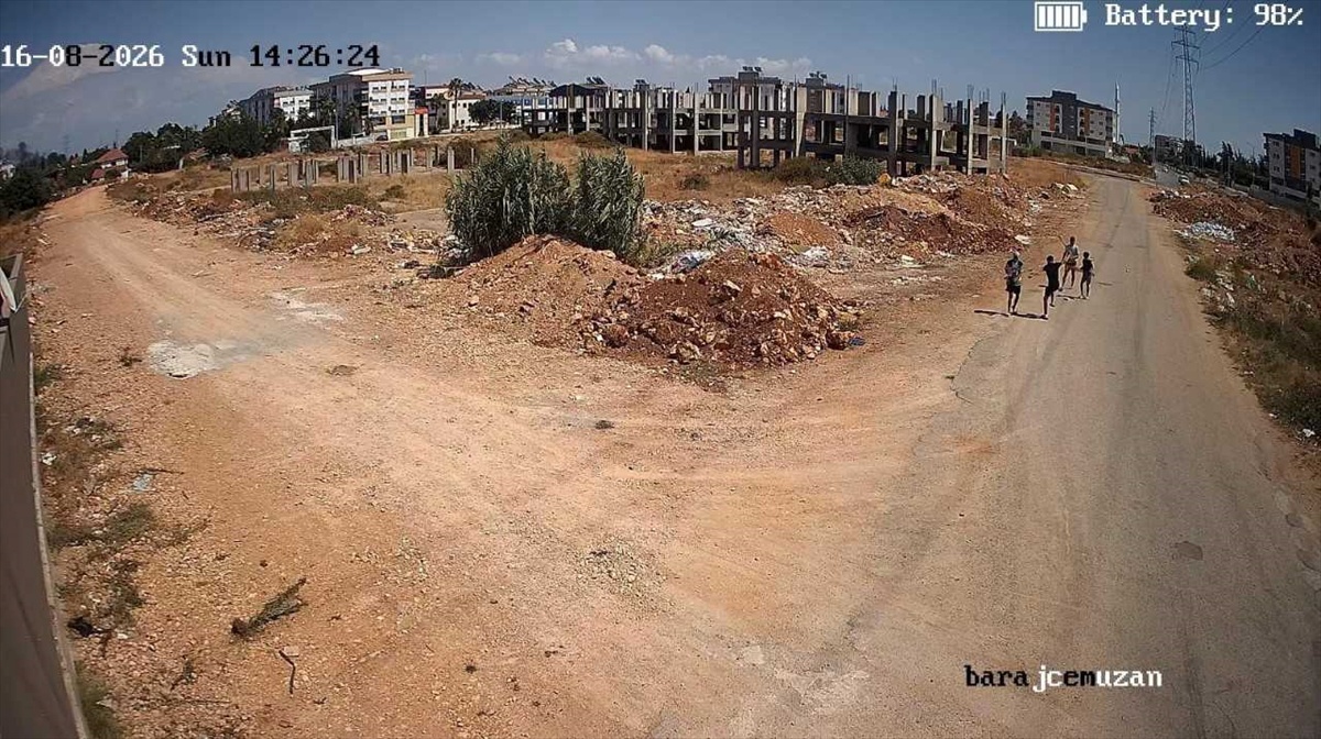 Kepez Belediyesinin fotokapanı kendisine 4 kişiyle yapılan sopalı saldırıyı kaydetti