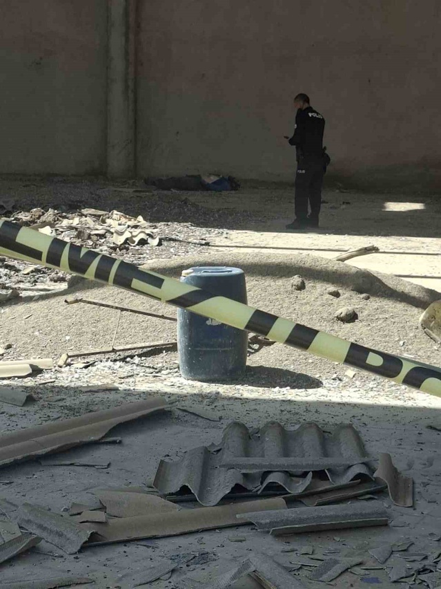 Kırşehir Güneykent'teki depoda çatı tamiri yaptığı iddia edilen kişi düşerek öldü