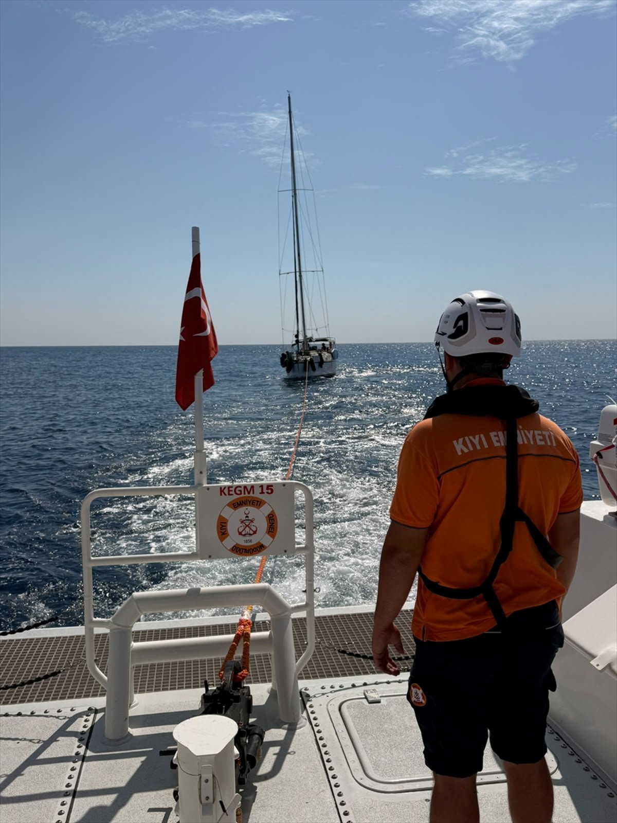 Kıyı Emniyeti, makine arızasıyla sürüklenen teknedeki 4 kişiyi Fethiye\'de kurtardı