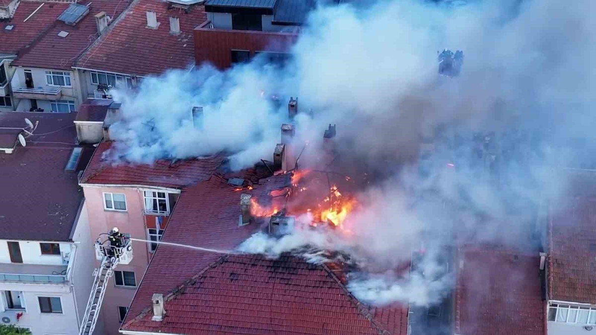 Kocaeli Darıca\'da çatı yangını dronla görüntülendi ve çatı kullanılamaz hale geldi