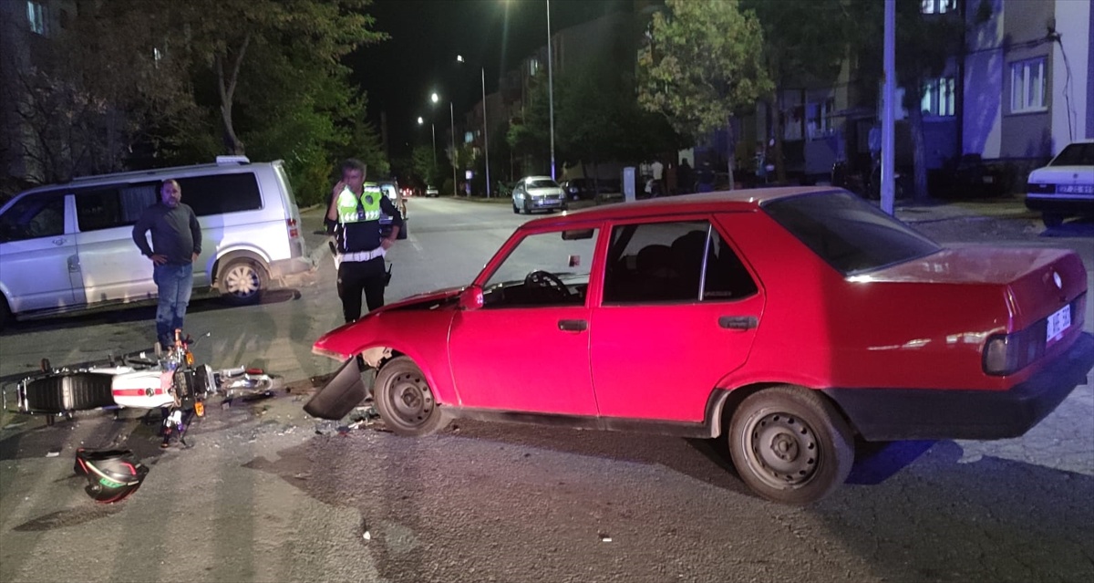 Konya Seydişehir\'de çarpışan otomobil ve motosikletteki 3 kişi yaralandı