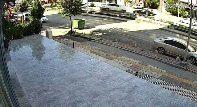 Malatya'da minibüs refüje çarpıp karşı şeride geçti, motokurye hafif yaralandı