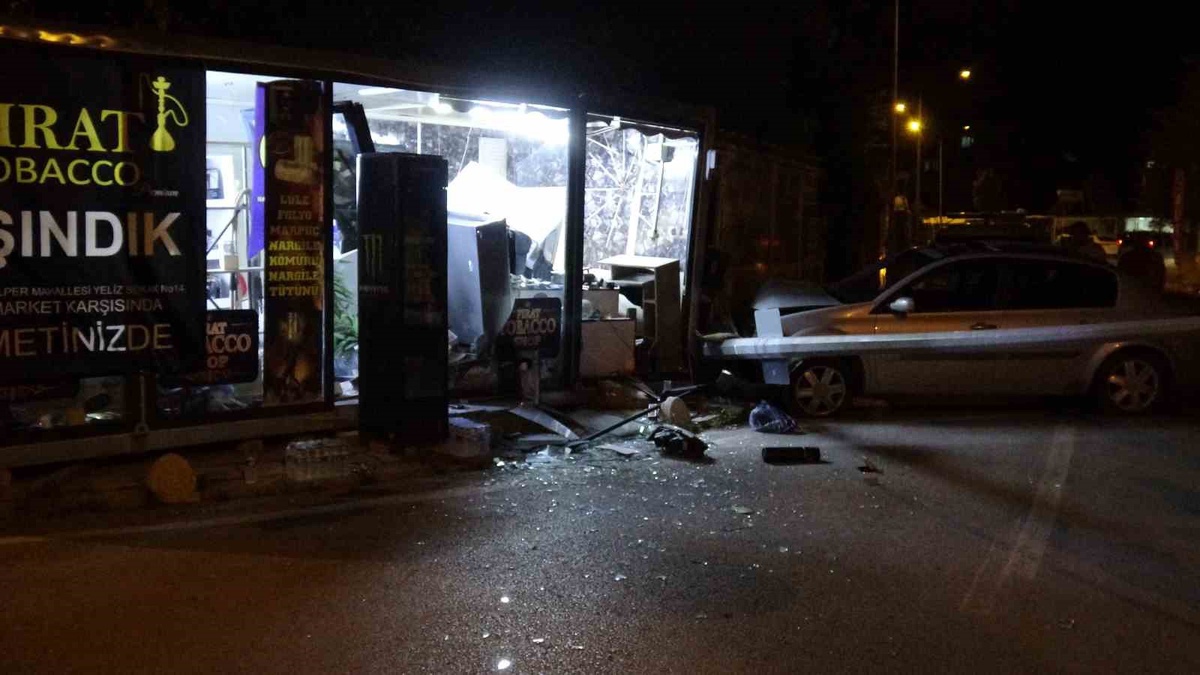 Malatya Yeşilyurt\'ta gece otomobil konteyner iş yerlerine daldı, 1 esnaf yaralandı