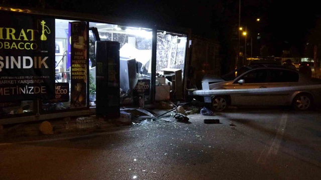 Malatya Yeşilyurt'ta gece otomobil konteyner iş yerlerine daldı, 1 esnaf yaralandı