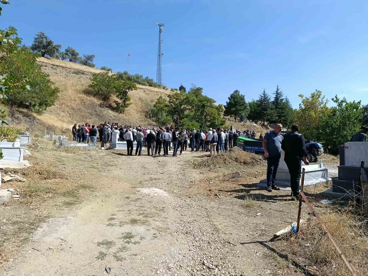 Malatya Doğanşehir\'de motosiklet kazasında ölen 23 yaşındaki sağlık çalışanı defnedildi