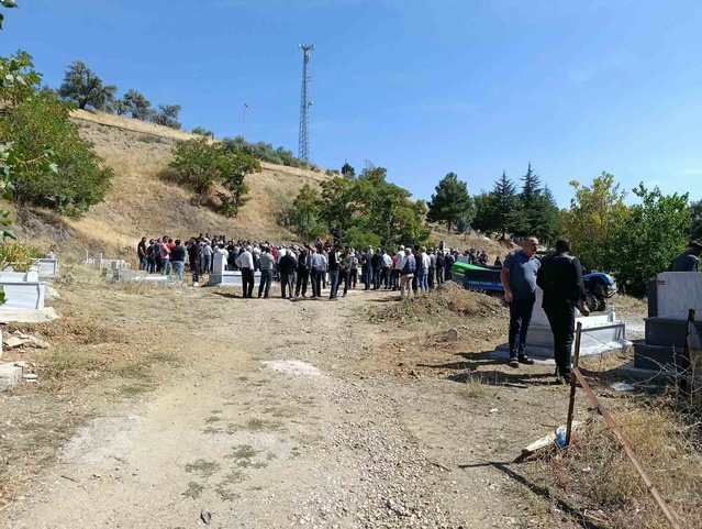 Malatya Doğanşehir'de motosiklet kazasında ölen 23 yaşındaki sağlık çalışanı defnedildi