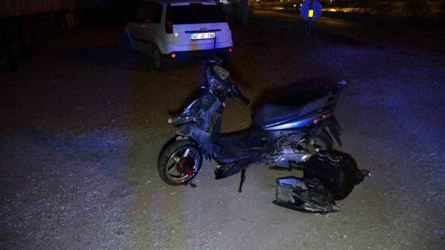 Manavgat'ta otomobil, motorlu bisikletle çarpıştı; 1 kişi yaralandı, anı kameraya yansıdı