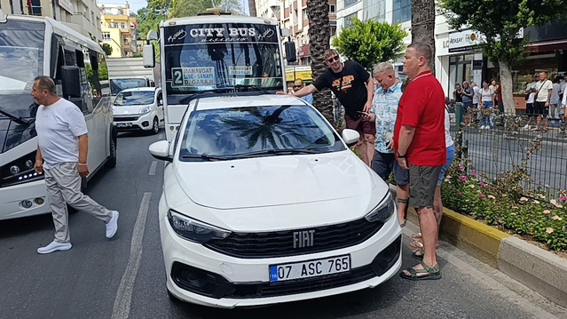 Antalya Manavgat'ta yayaya yol veren Alman turistin aracına minibüs çarptı, yaralanan yok