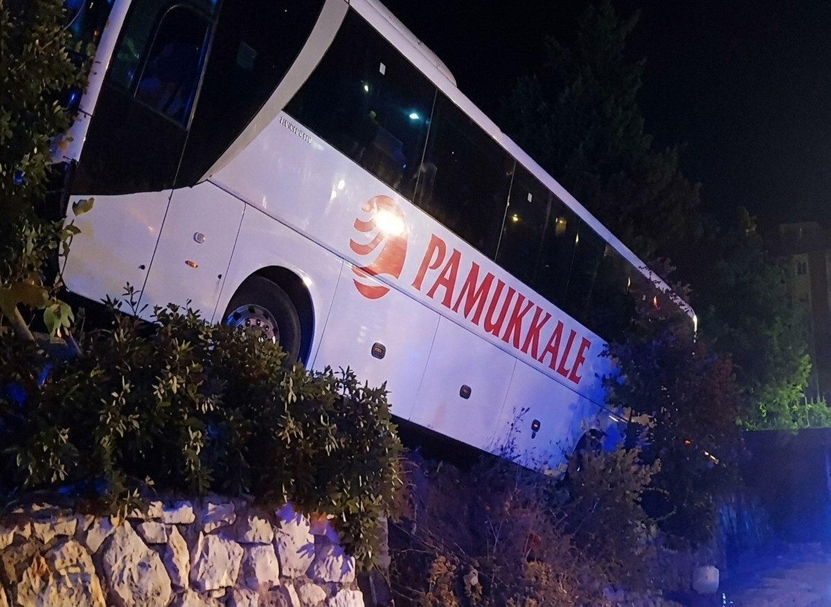 Pamukkale Turizm otobüsü Manisa Kırkağaç\'ta yoldan çıktı, 18 kişi yaralandı