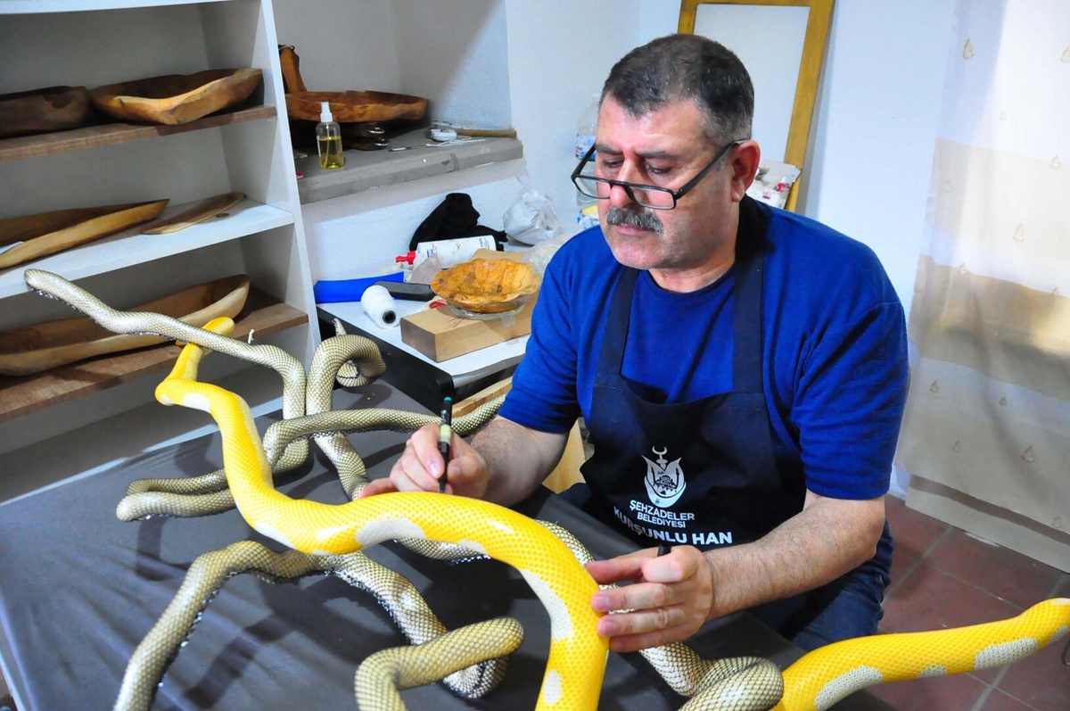 Manisa\'da usta, çınar dalından piton yılanı yapmak için 70 kilometre yol gitti