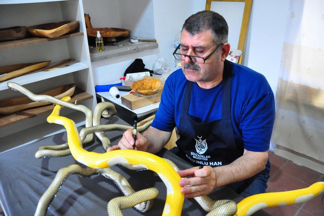 Manisa'da usta, çınar dalından piton yılanı yapmak için 70 kilometre yol gitti