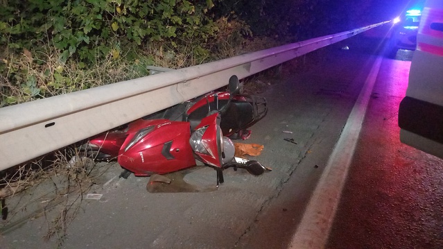 Manisa Şehzadeler'de iki motosiklet çarpıştı, bariyerde sıkışan sürücü ağır yaralandı
